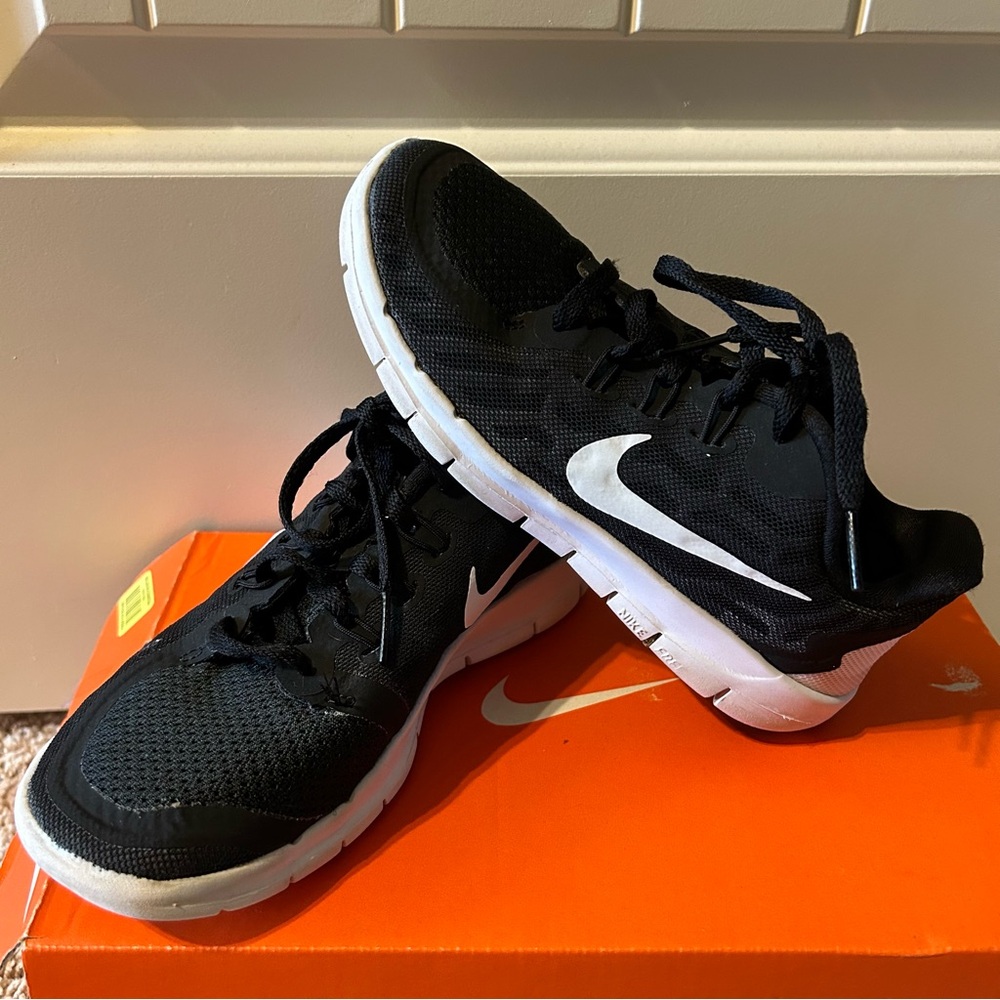 Nike Free 5.0 Black Sneakers Boys 2Y